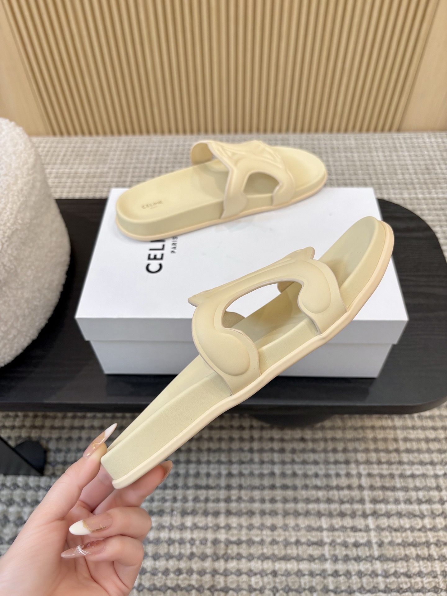 Шлёпанцы женские в стиле Celine из натуральной кожи бежевого цвета