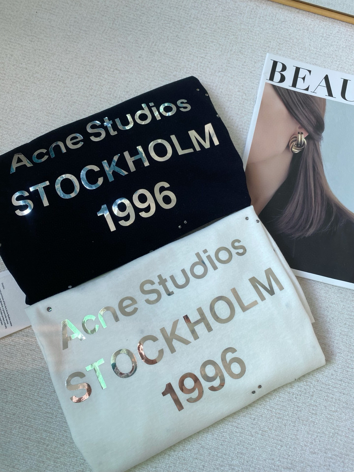 Лонгслив женский в стиле Acne Studios 1996 с металлическим логотипом и стразами в чёрном/белом цвете