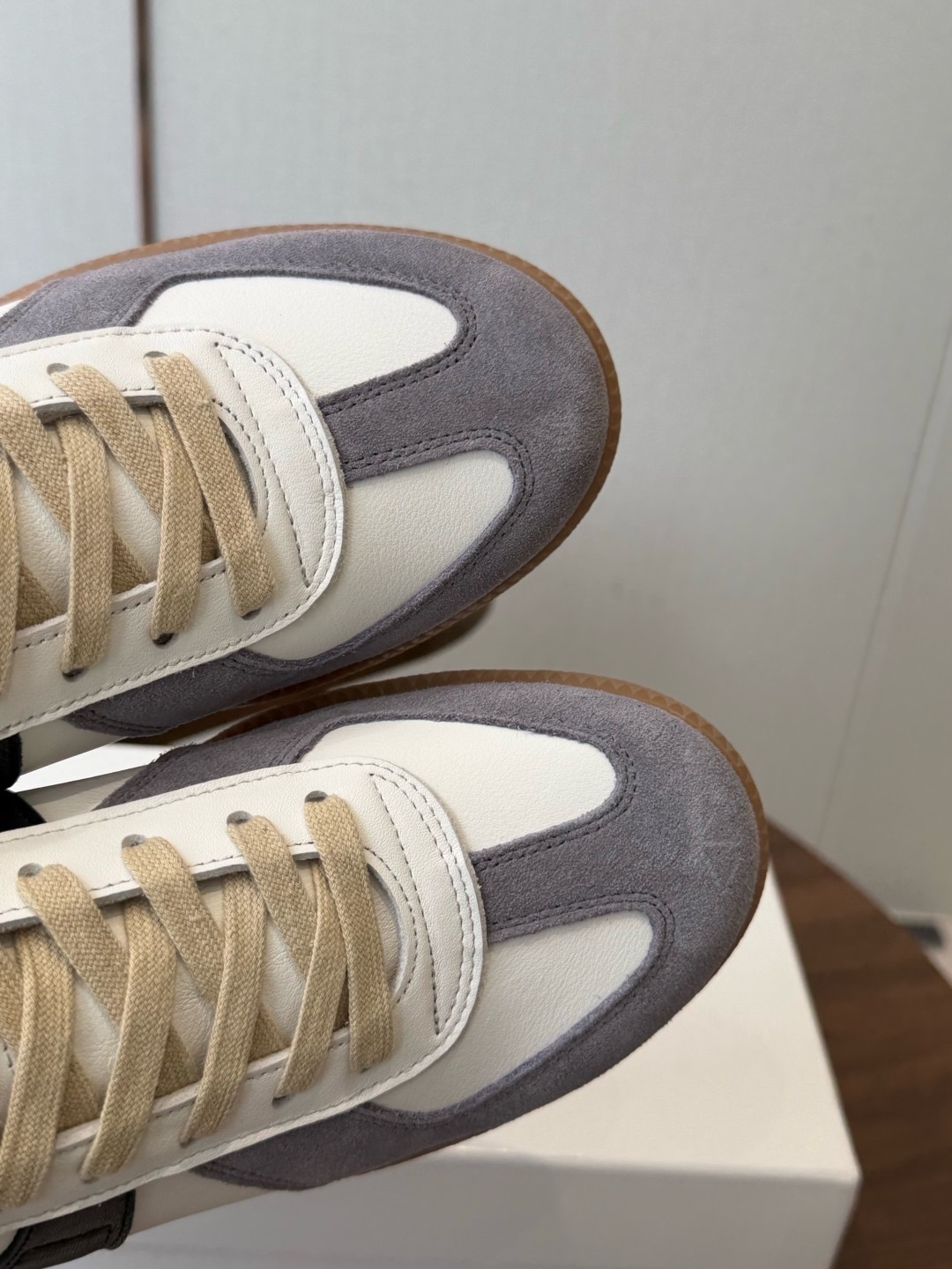 Кроссовки Maison Margiela Replica бело-серого цвета с чёрной вставкой