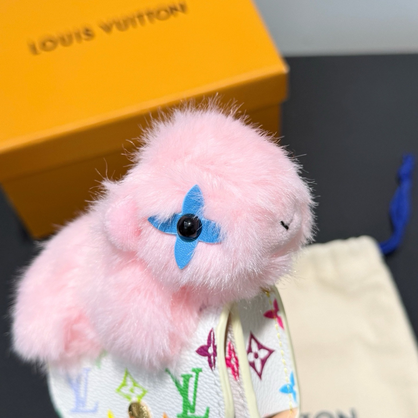 Брелок женский Louis Vuitton LV Cute Capybara розового цвета