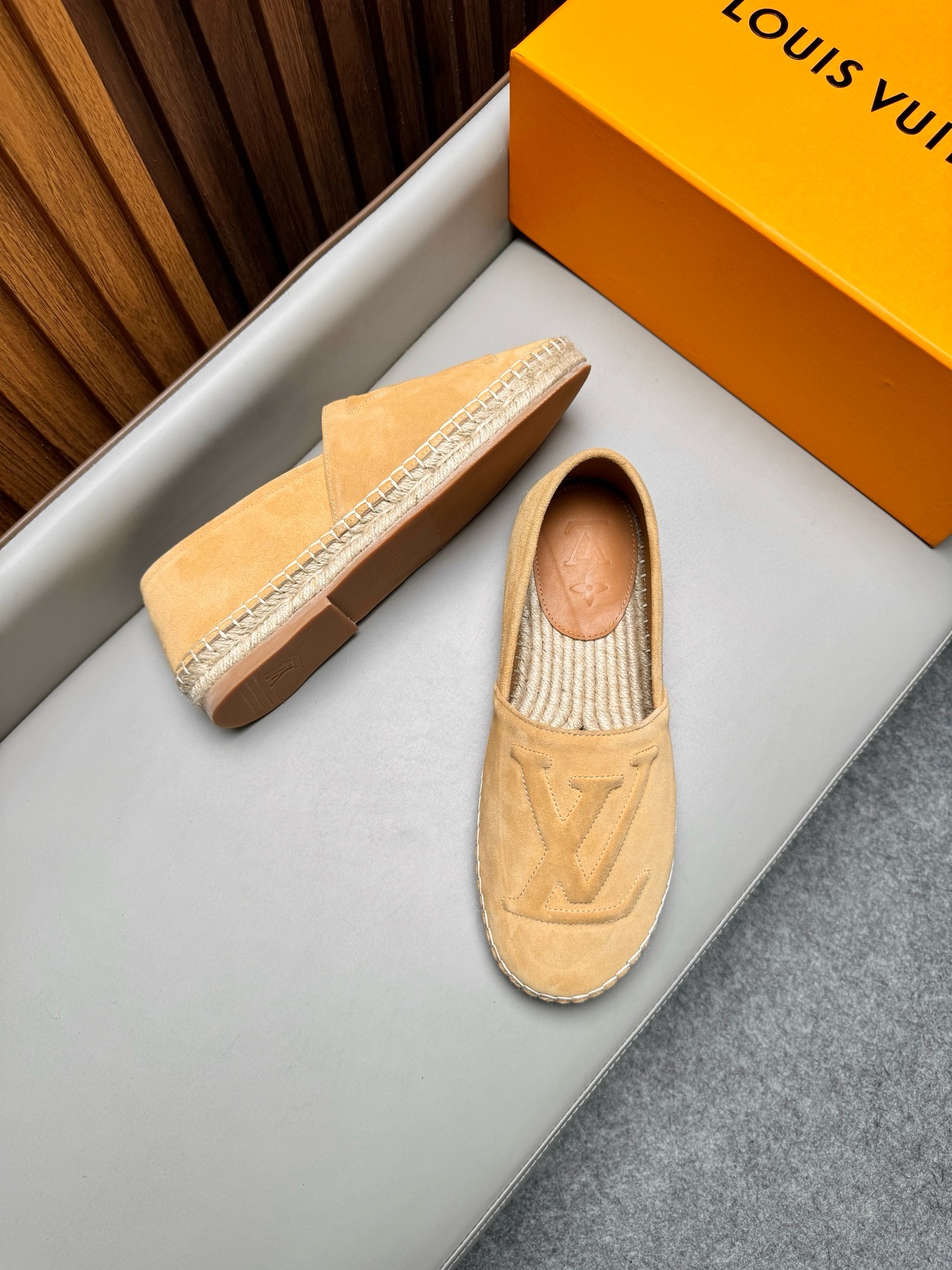 Эспадрильи мужские в стиле Louis Vuitton из натуральной замши бежевого цвета