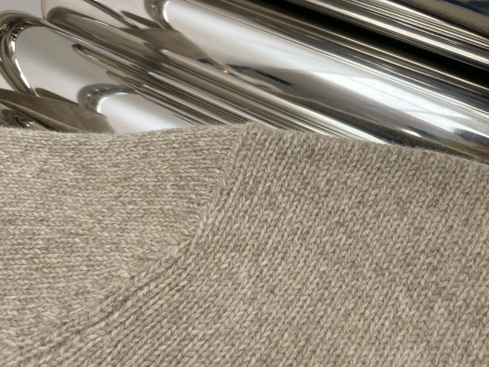 Свитер женский в стиле The Row из шерсти и кашемира бежевого цвета