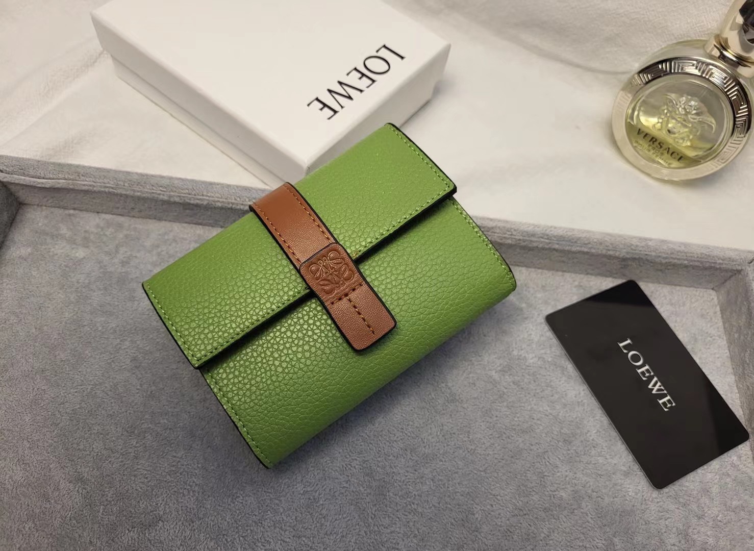 Кошелёк женский в стиле Loewe Anagram L1102 из натуральной кожи зелёного цвета с контрастным ремешком