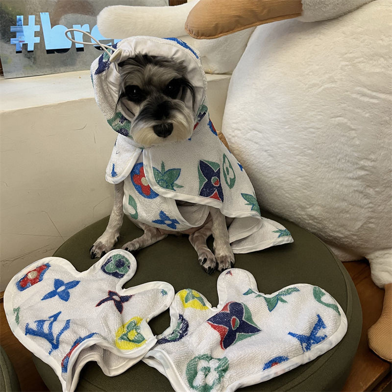 Халат-пончо для собак в стиле Louis Vuitton из махровой ткани белого цвета с разноцветным монограммным принтом