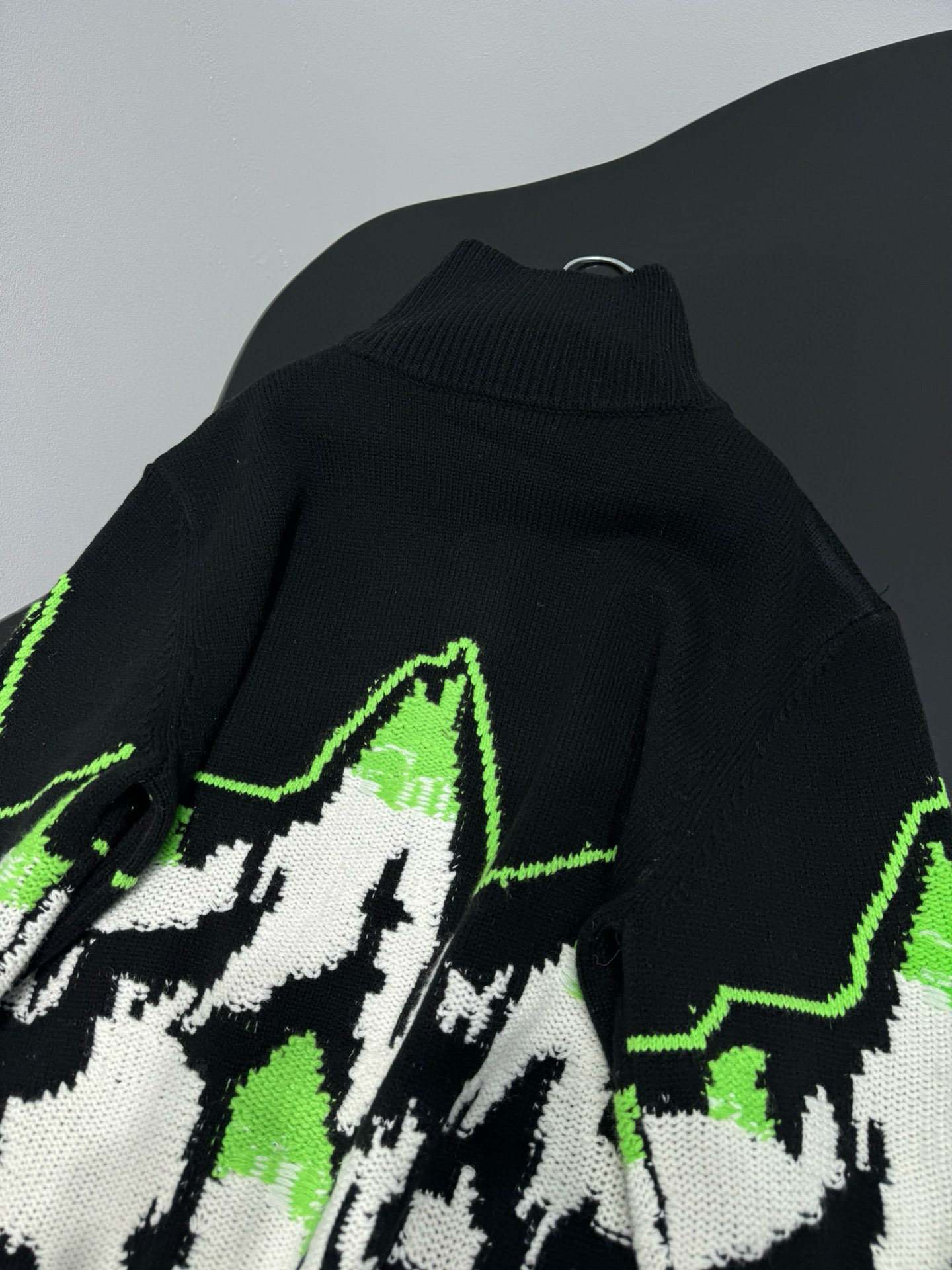 Куртка вязаная мужская в стиле Gucci из шерстяного трикотажа чёрно-белого цвета с жаккардовым узором