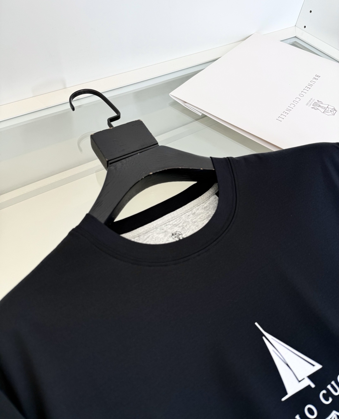 Футболка мужская Brunello Cucinelli Leisure JClass Yacht чёрного цвета с принтом