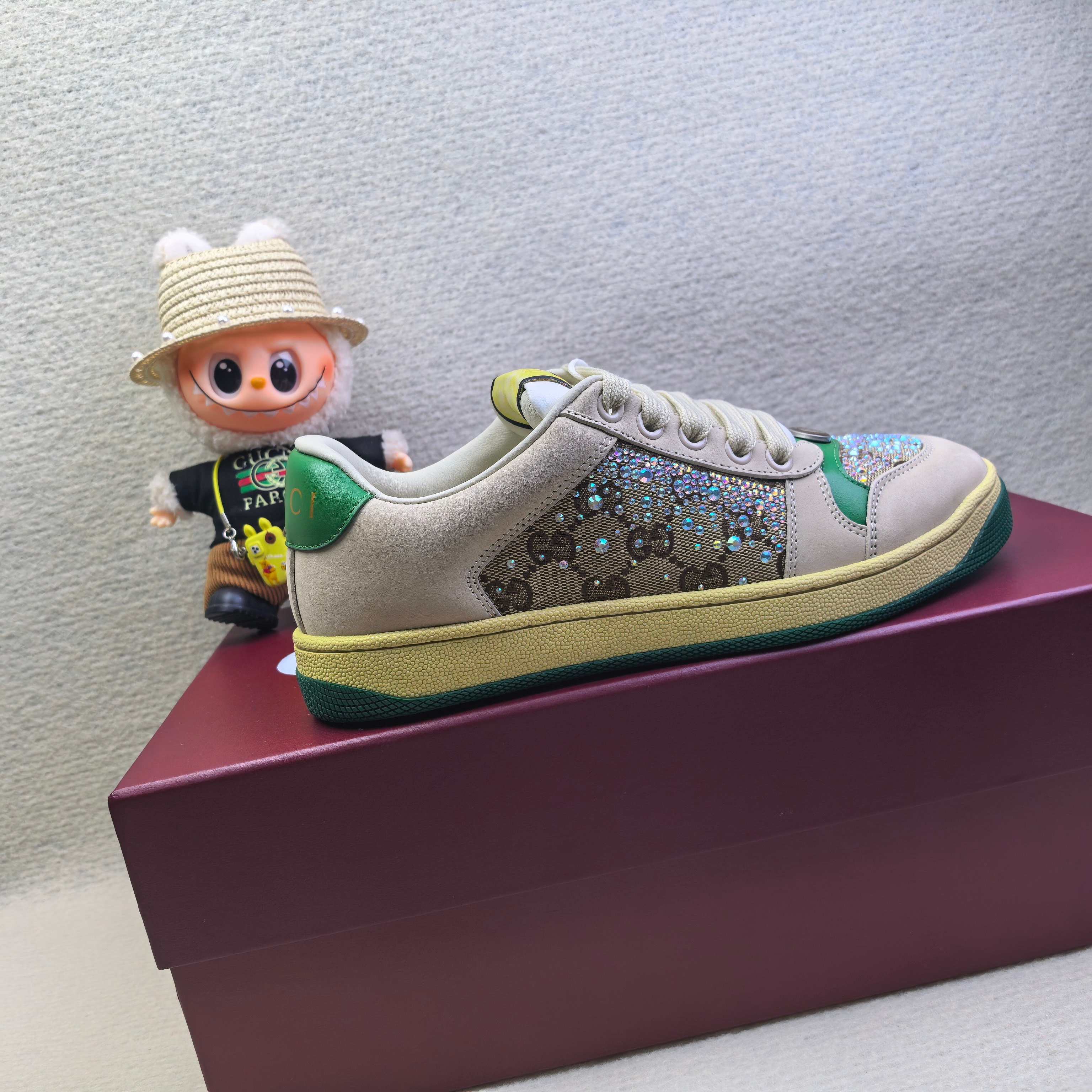 Кроссовки унисекс в стиле Gucci бежевого цвета с зелёными акцентами и декором