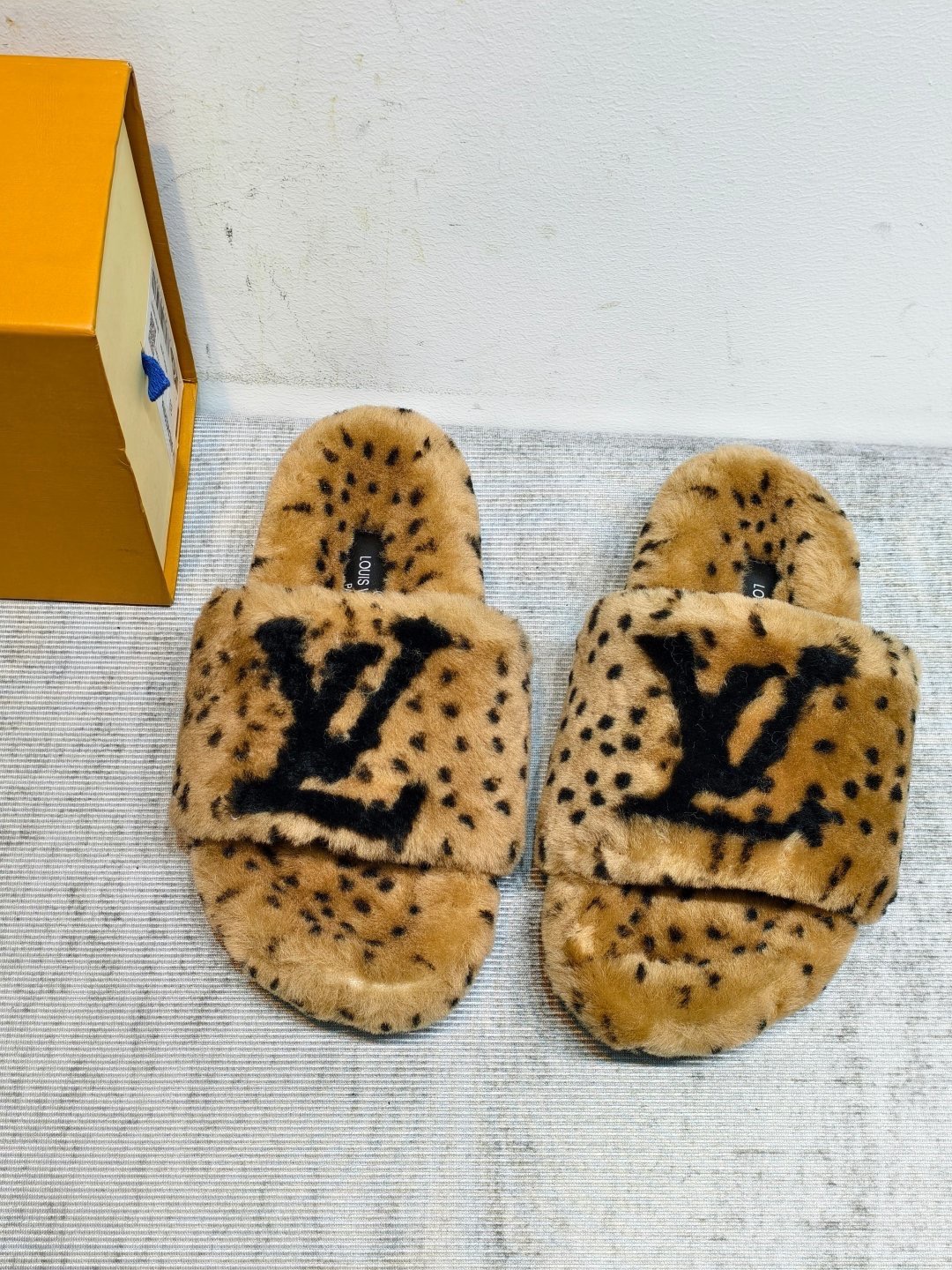 Шлепанцы женские Louis Vuitton коричневого цвета