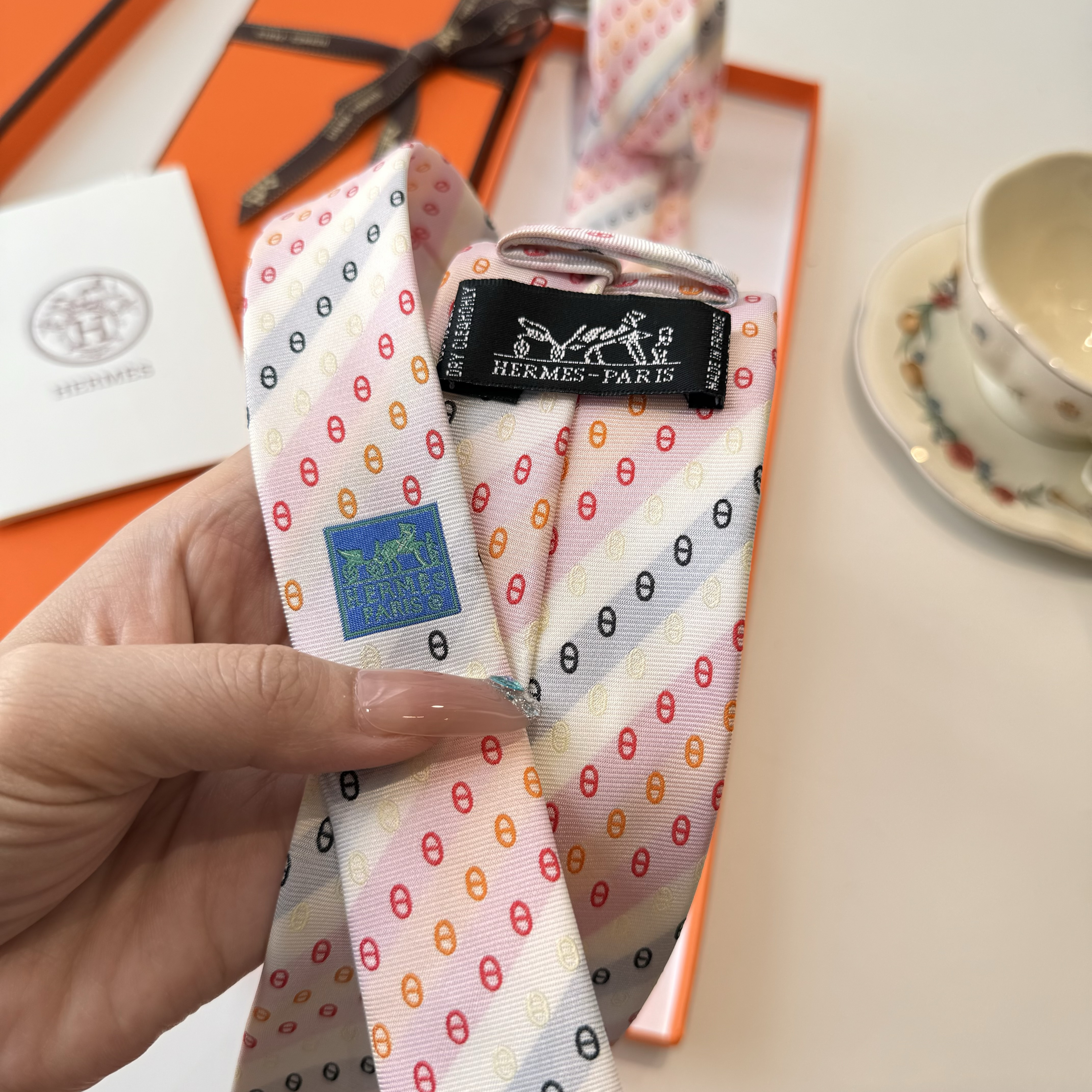 Галстук мужской в стиле Hermès белого цвета с диагональным узором