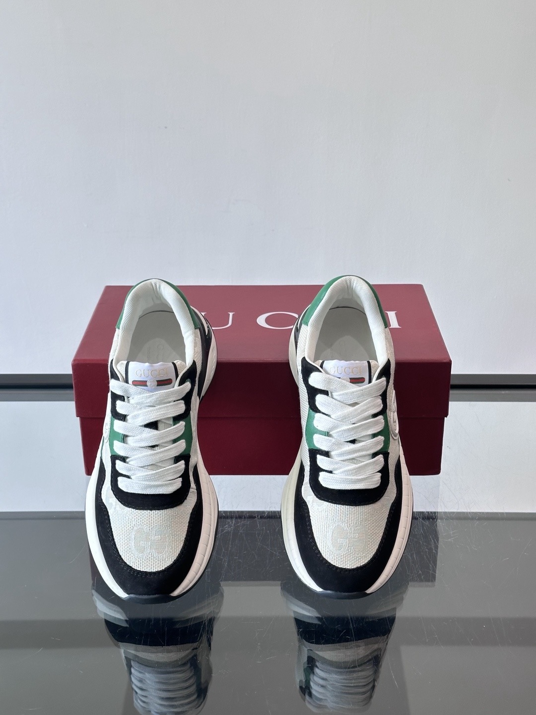 Кроссовки мужские в стиле Gucci чёрно-бело-зелёного цвета