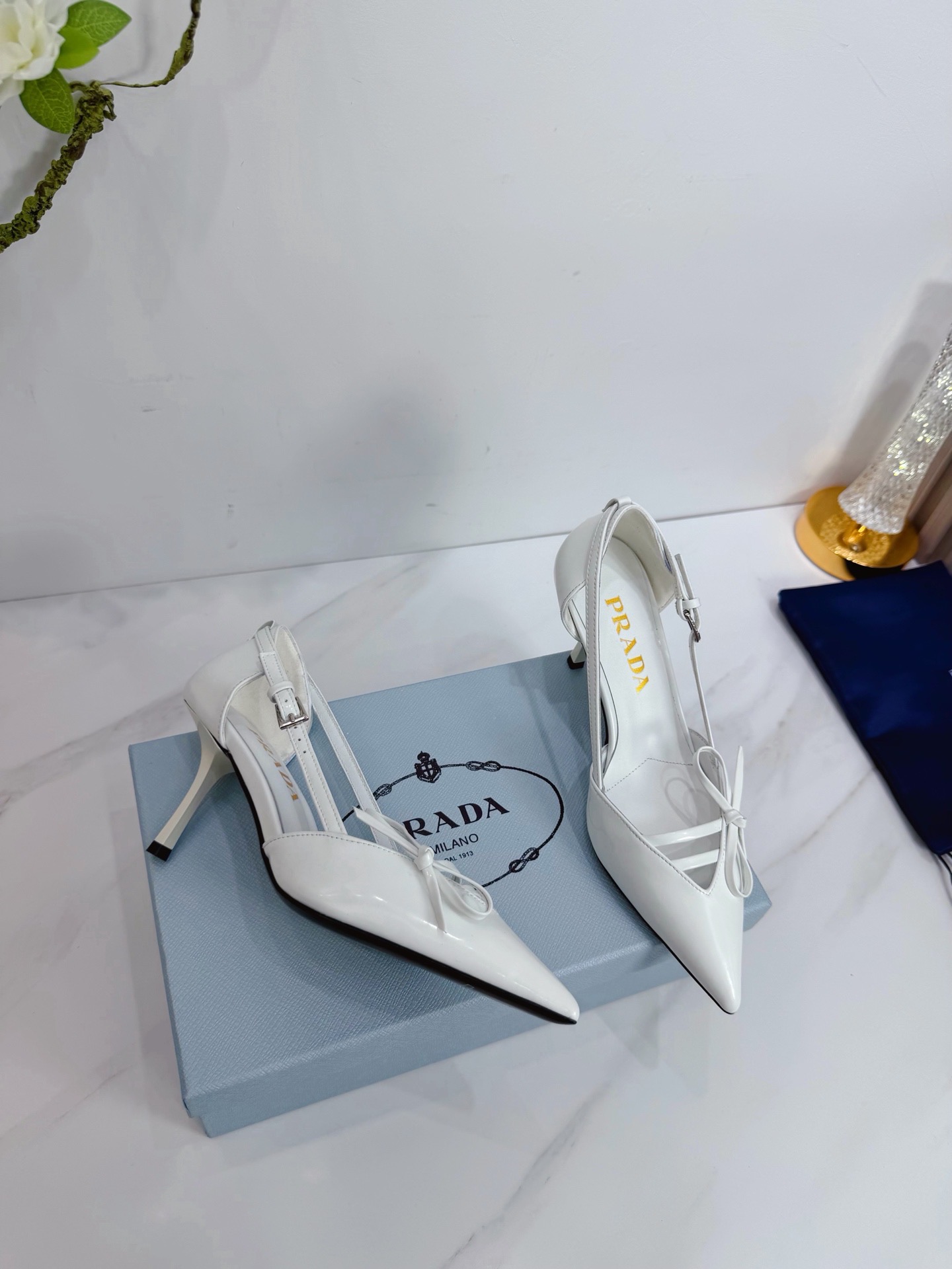 Туфли женские Prada из натуральной лакированной кожи белого цвета