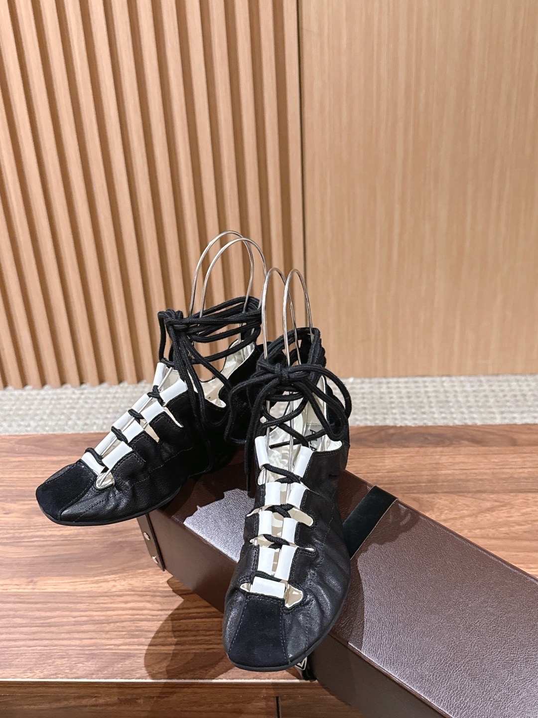 Балетки женские в стиле Alaïa Fold из натуральной замши со шнуровкой черно-молочного цвета