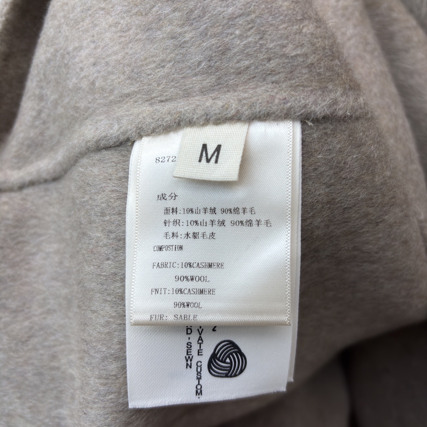 Пончо женское Loro Piana с меховыми карманами бежевого цвета