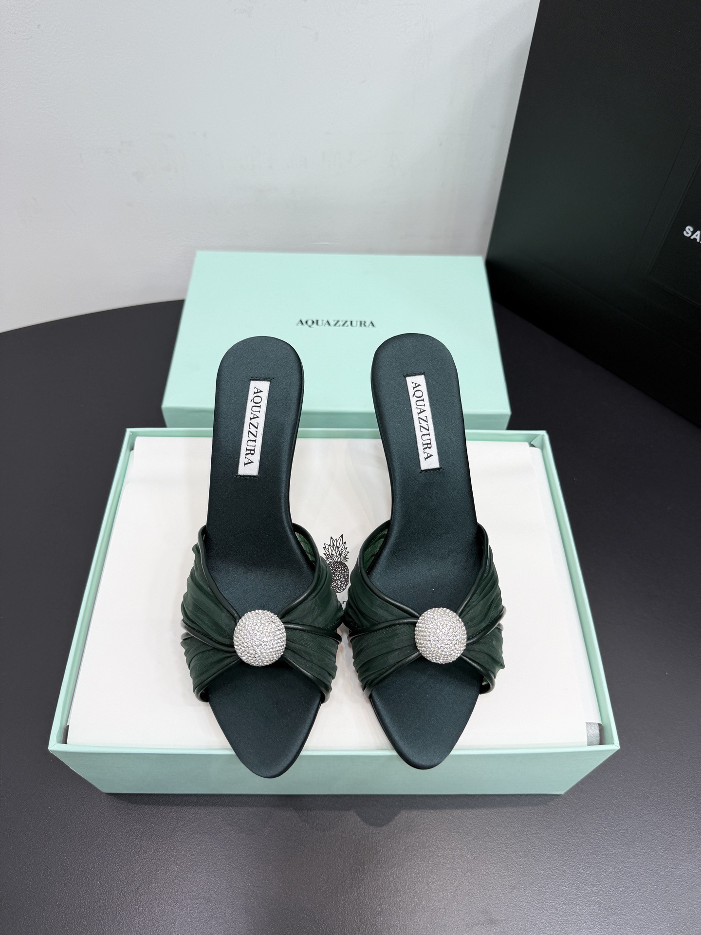 Мюли женские Aquazzura из натурального шёлка тёмно-зелёного цвета