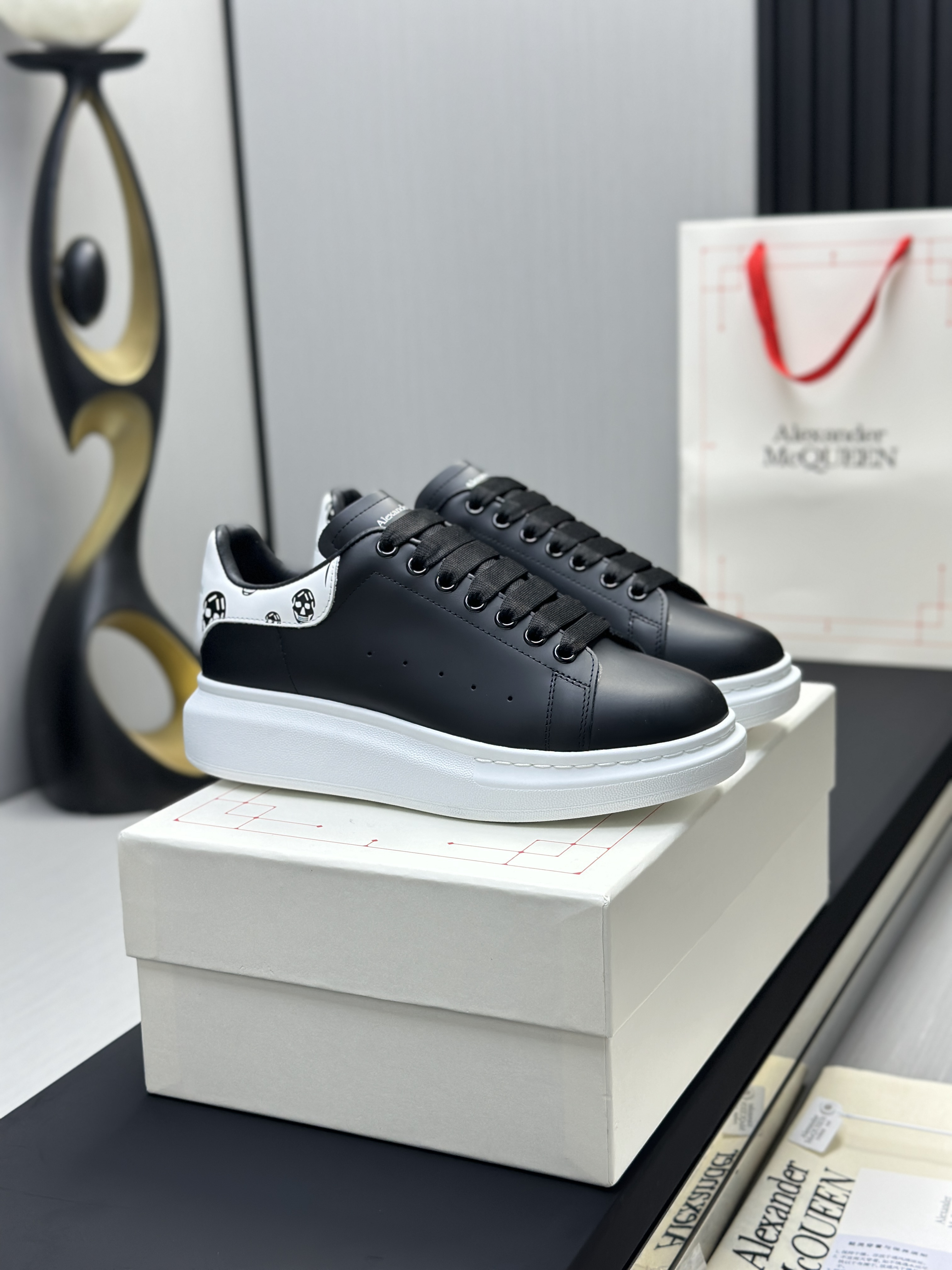 Кроссовки в стиле Alexander McQueen Oversized Sneaker чёрного цвета с контрастной пяткой