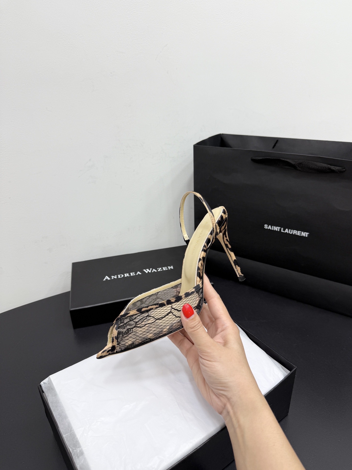 Туфли женские в стиле Andrea Wazen бежево-чёрного цвета