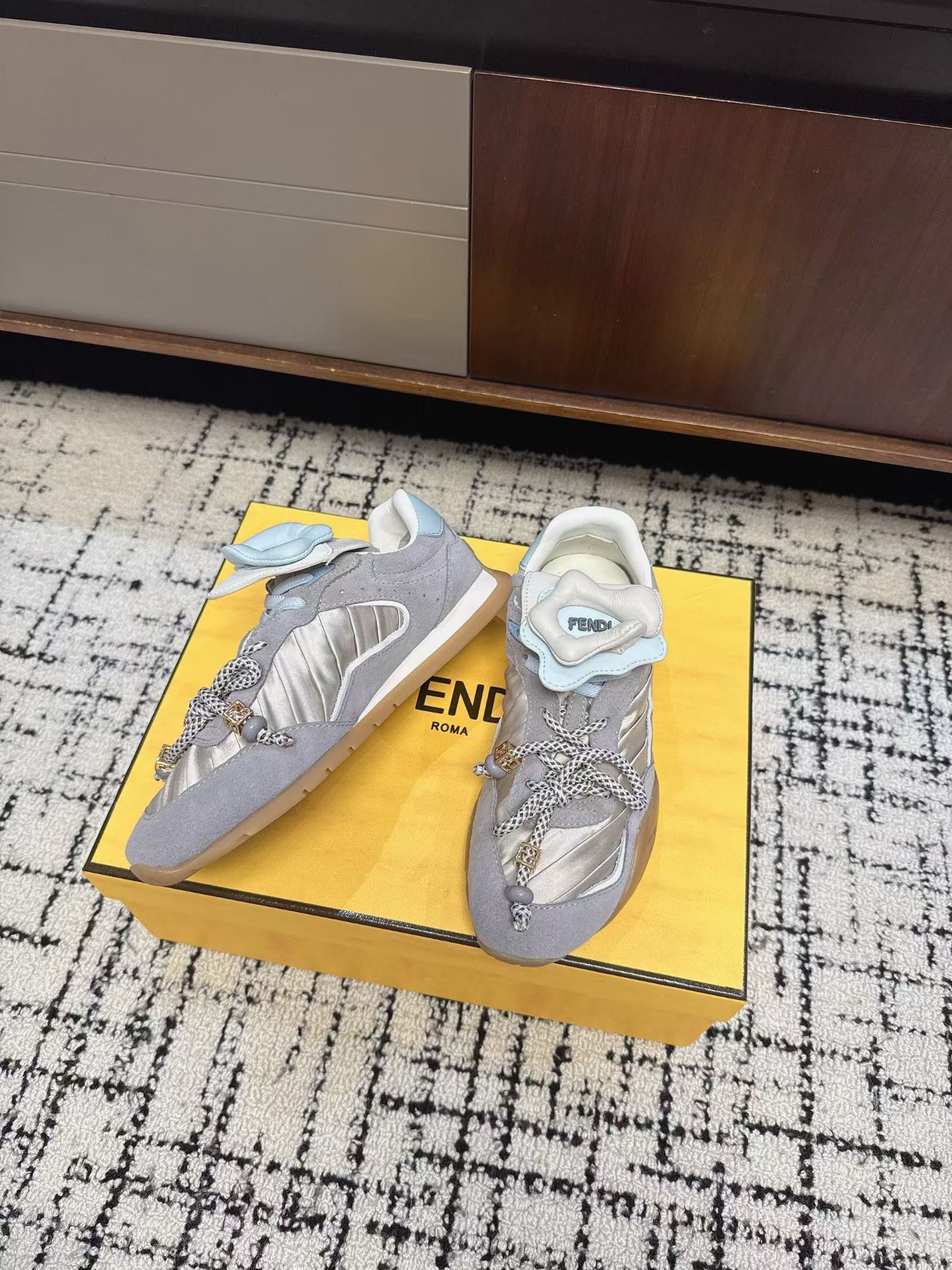 Кроссовки женские в стиле Fendi Delfina серого цвета