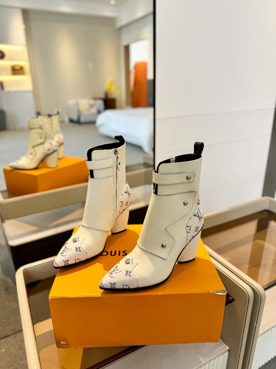 Ботильоны Louis Vuitton 6AM Ankle Boot белого цвета