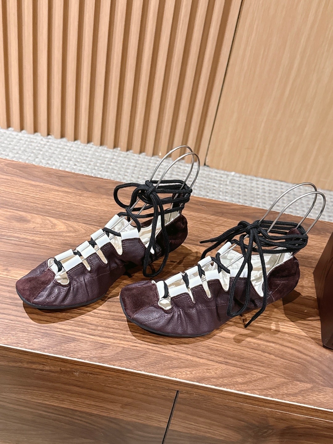 Балетки женские в стиле Alaïa Fold из натуральной замши со шнуровкой бордово-молочного цвета