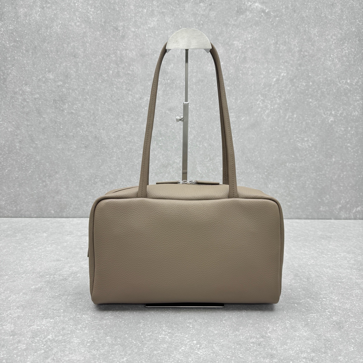 Сумка женская в стиле The Row Astra  серо-бежевого цвета