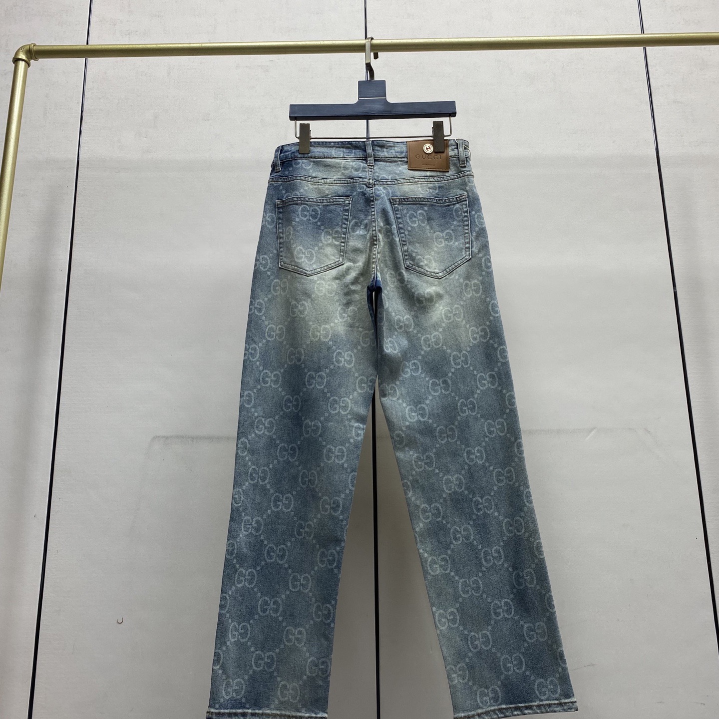 Джинсы мужские в стиле Gucci голубого цвета с эффектом варки и монограммным узором