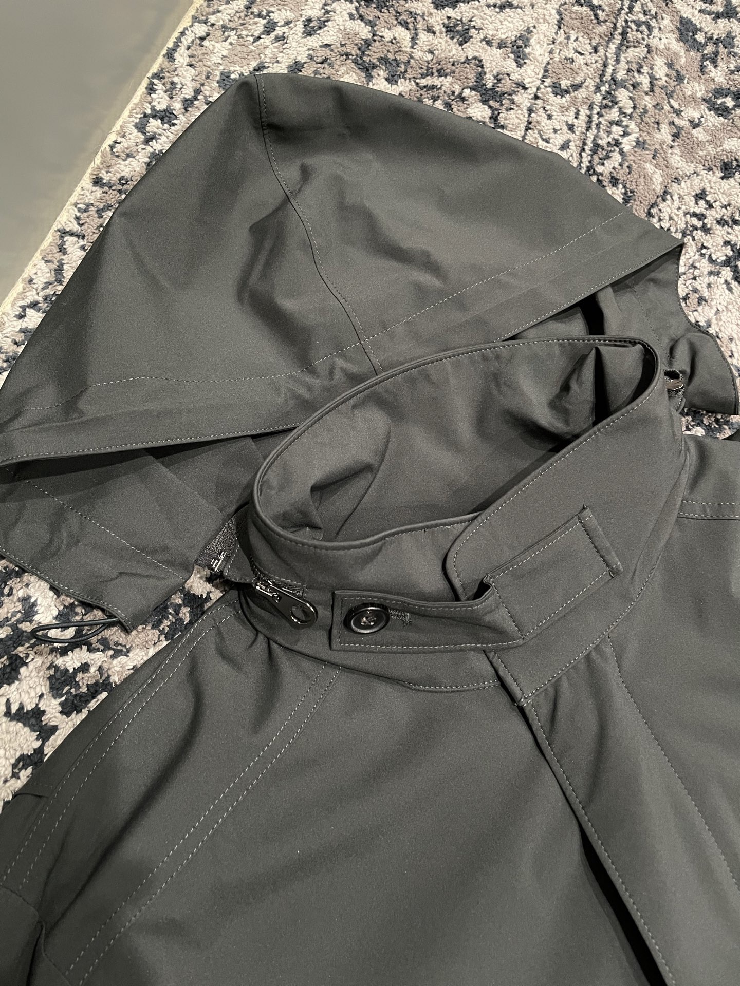 Куртка мужская в стиле Loro Piana Traveller Windmate® из технологичной ткани серого цвета с капюшоном