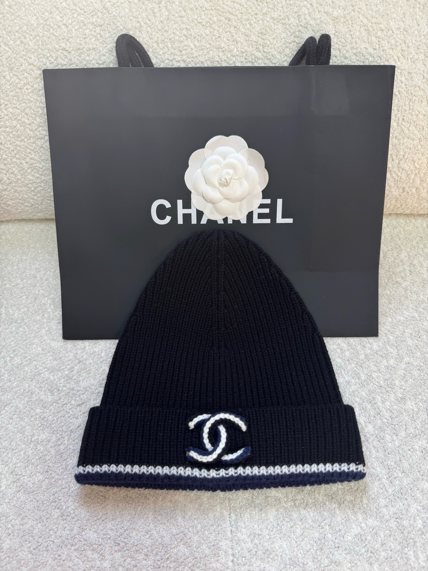 Шапка женская Chanel чёрного цвета с вышитым логотипом