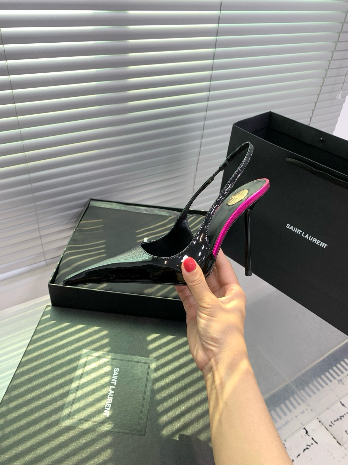 Туфли женские Saint Laurent slingback чёрного цвета с розовыми акцентами