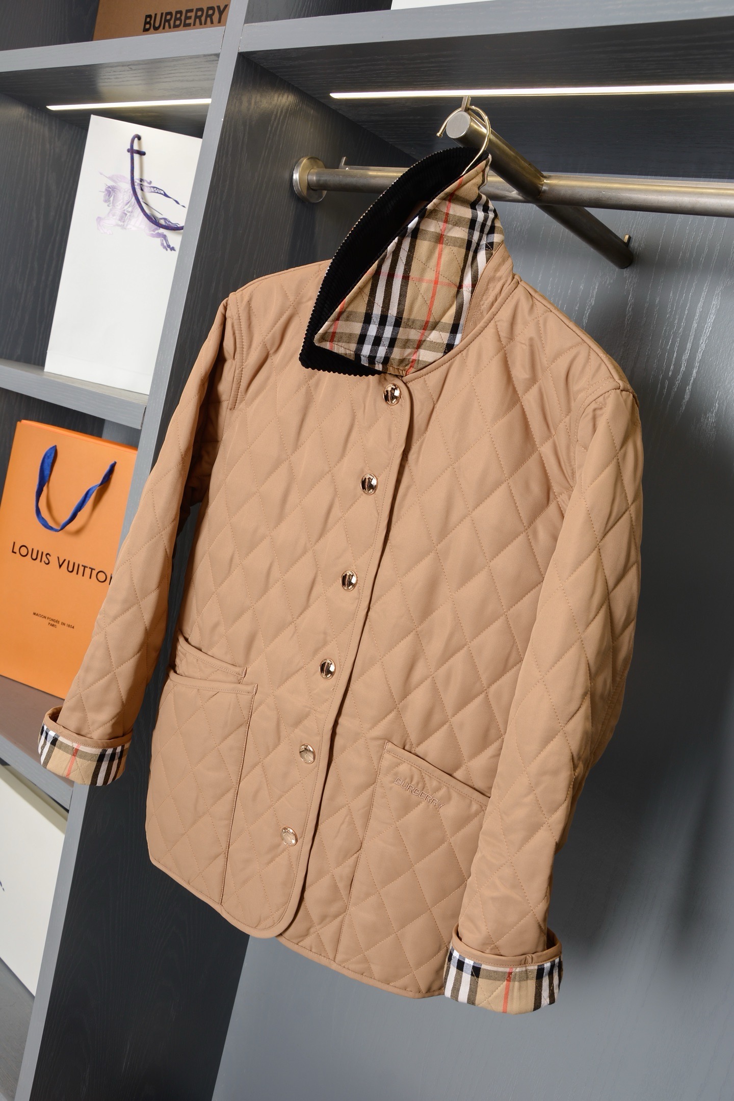 Куртка женская в стиле Burberry укороченная светло-коричневого цвета