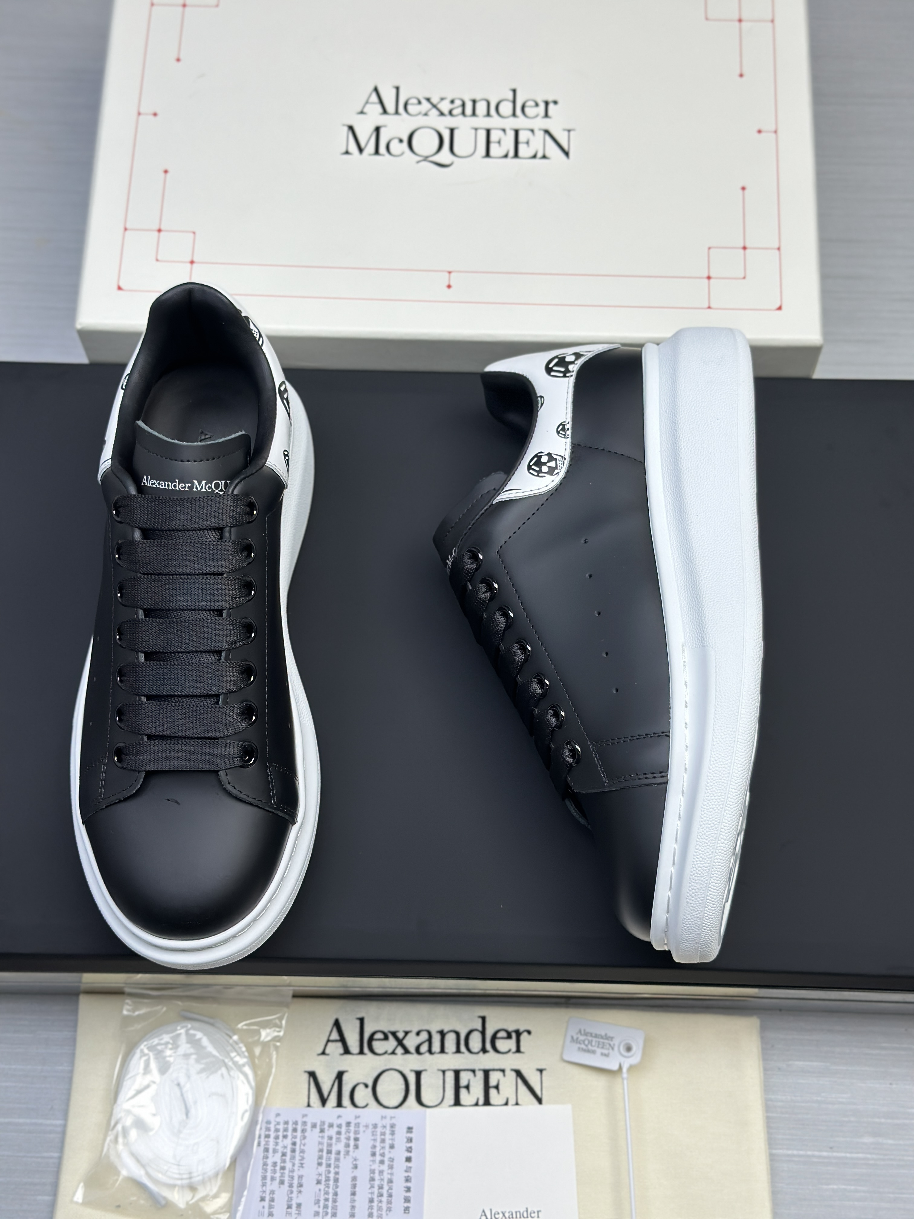 Кроссовки в стиле Alexander McQueen Oversized Sneaker чёрного цвета с контрастной пяткой