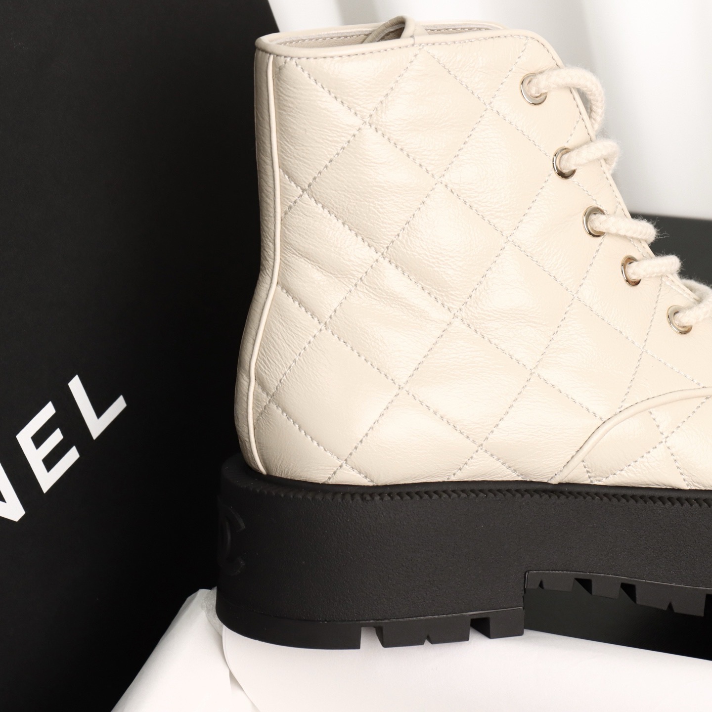 Ботинки женские Chanel молочно-чёрного цвета