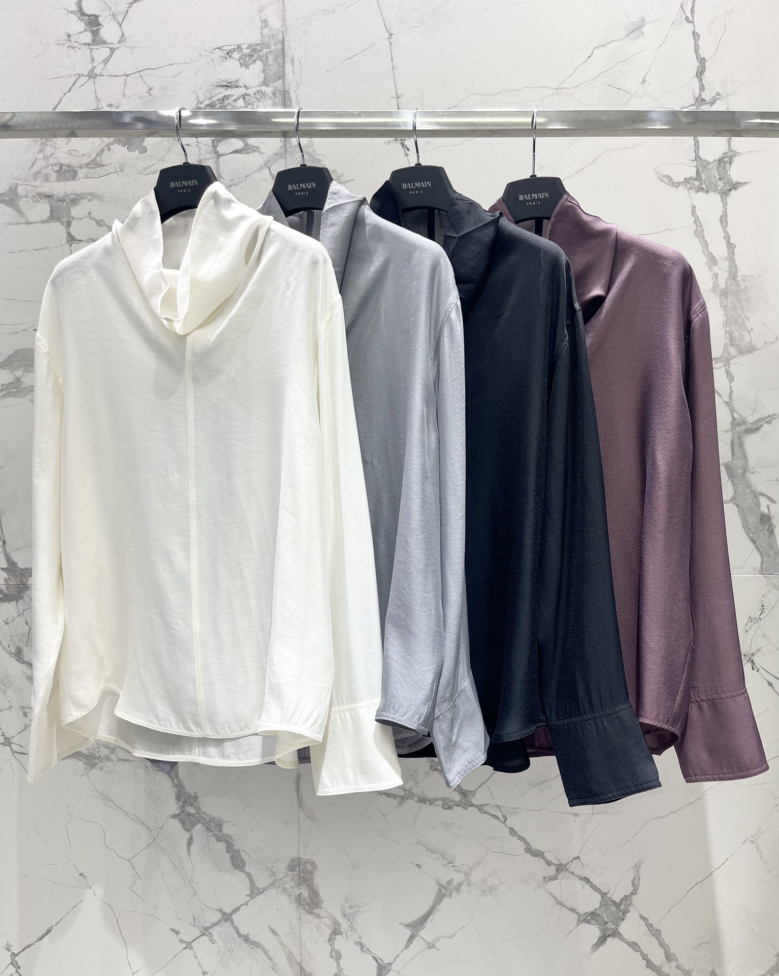 Блуза женская в стиле Balmain из гладкого текстиля белого цвета с драпированным воротником