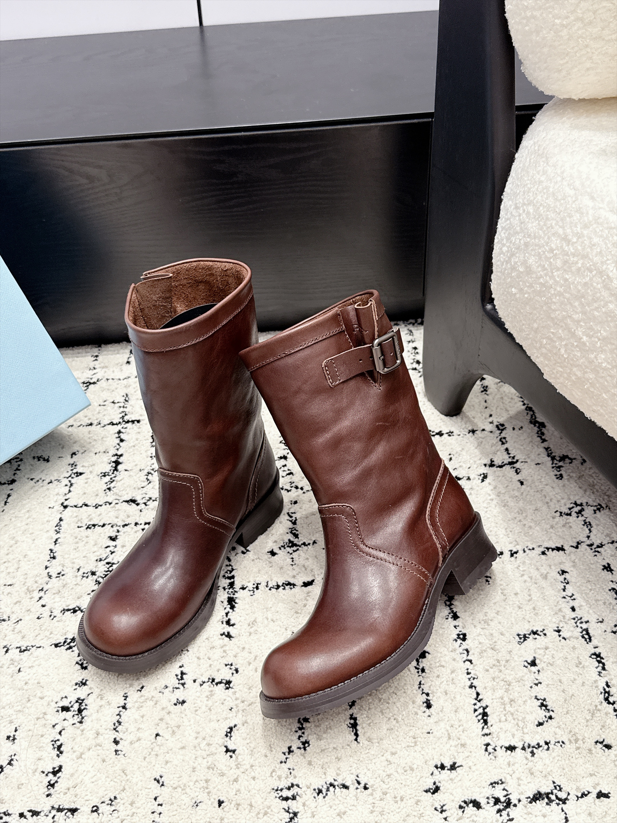 Сапоги женские Prada Leather Mid-Calf Boots тёмно-коричневого цвета