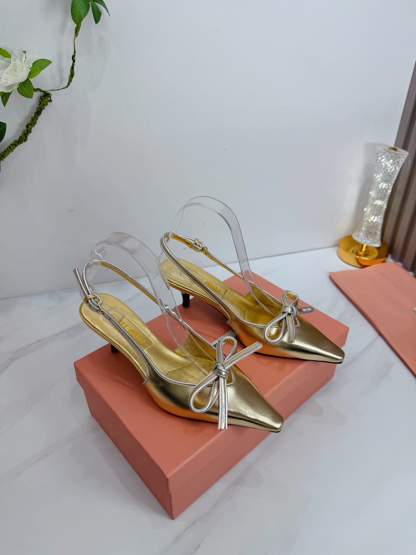 Туфли женские Miu Miu слингбэк золотого цвета