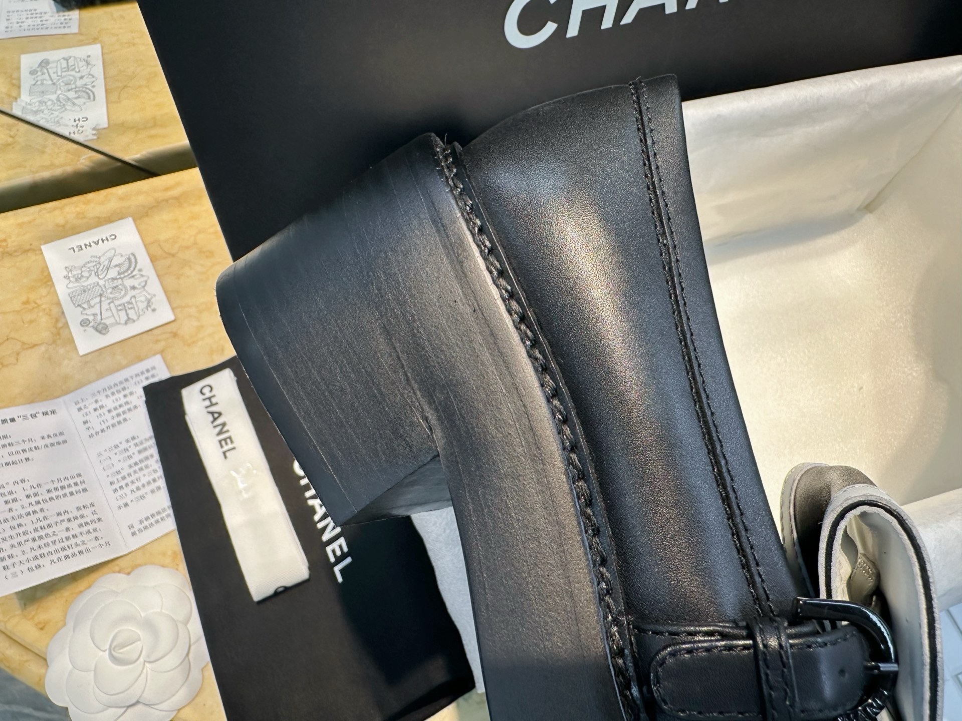 Лоферы женские Chanel 24B чёрно-белого цвета на утолщённой подошве