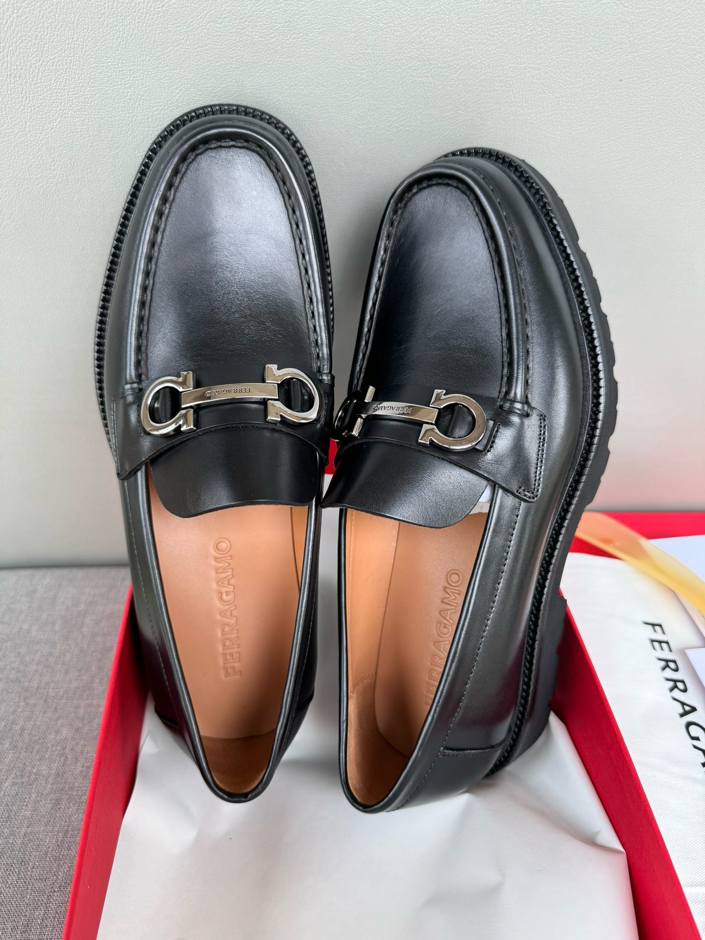 Лоферы мужские в стиле Salvatore Ferragamo с металлической пряжкой чёрного цвета