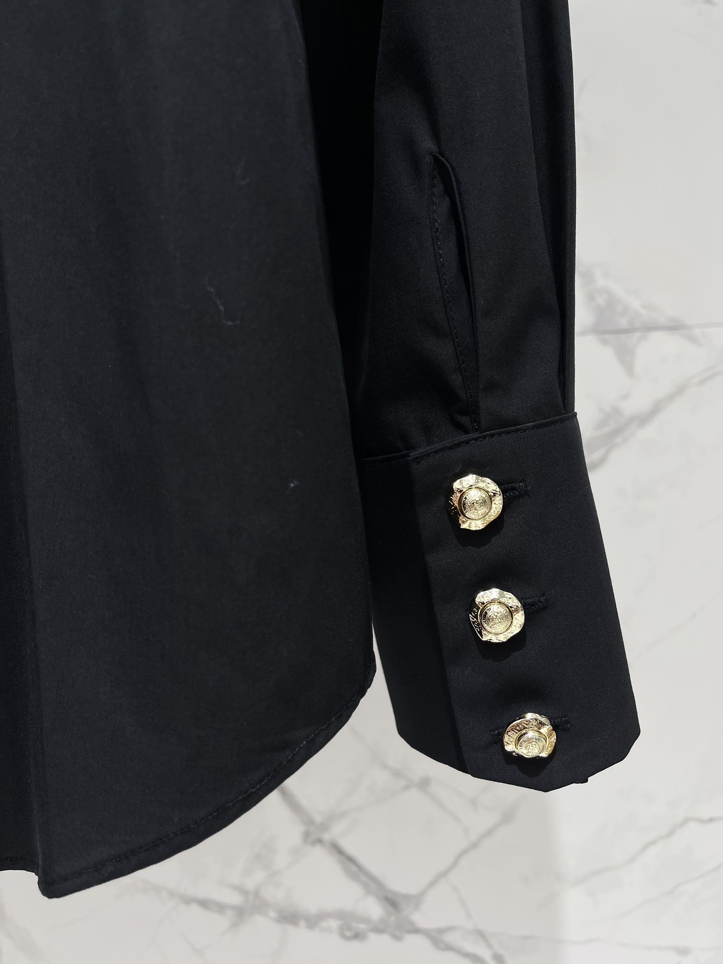 Блуза женская в стиле Balmain чёрного цвета с объёмными рюшами