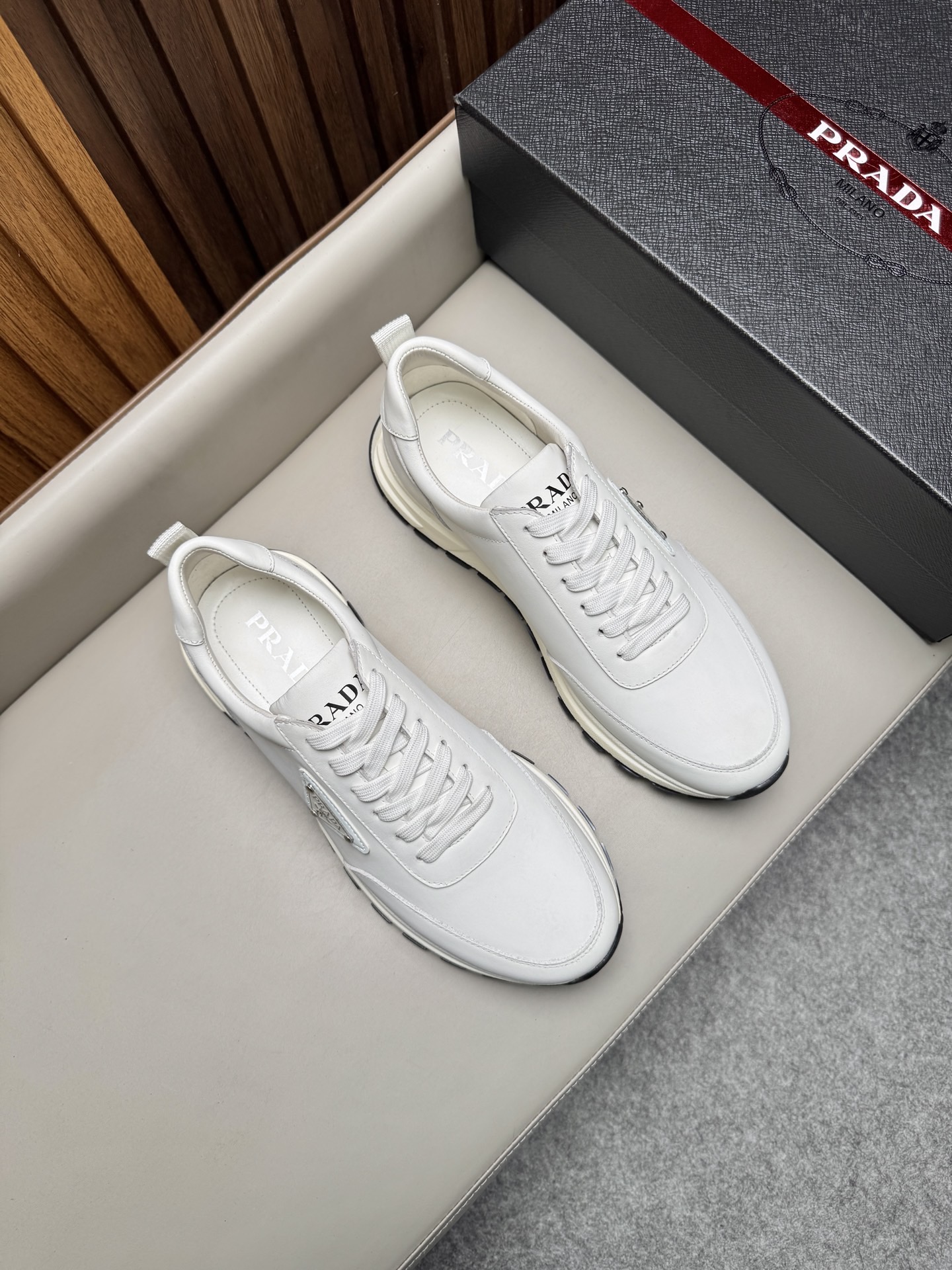 Кроссовки мужские в стиле Prada белого цвета