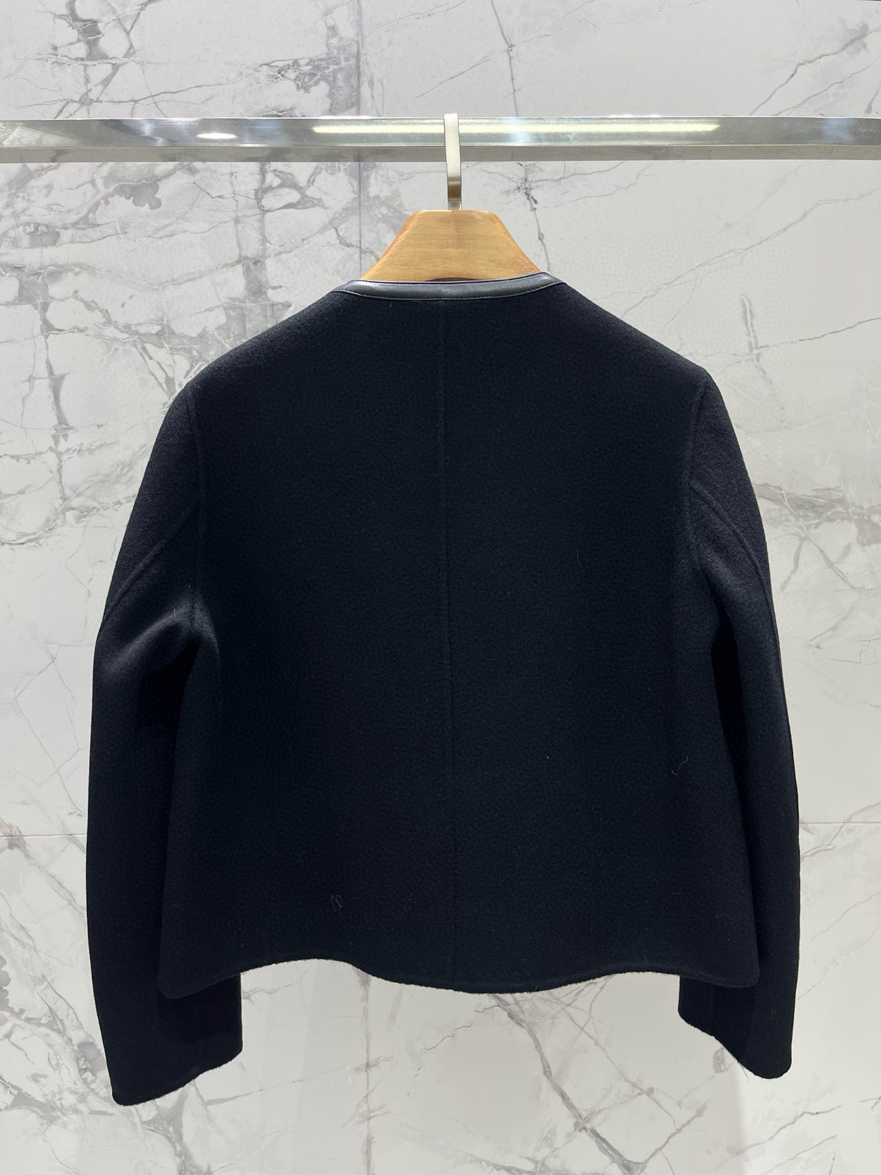 Жакет женский в стиле Hermès с вышивкой и кожаной отделкой, чёрного цвета