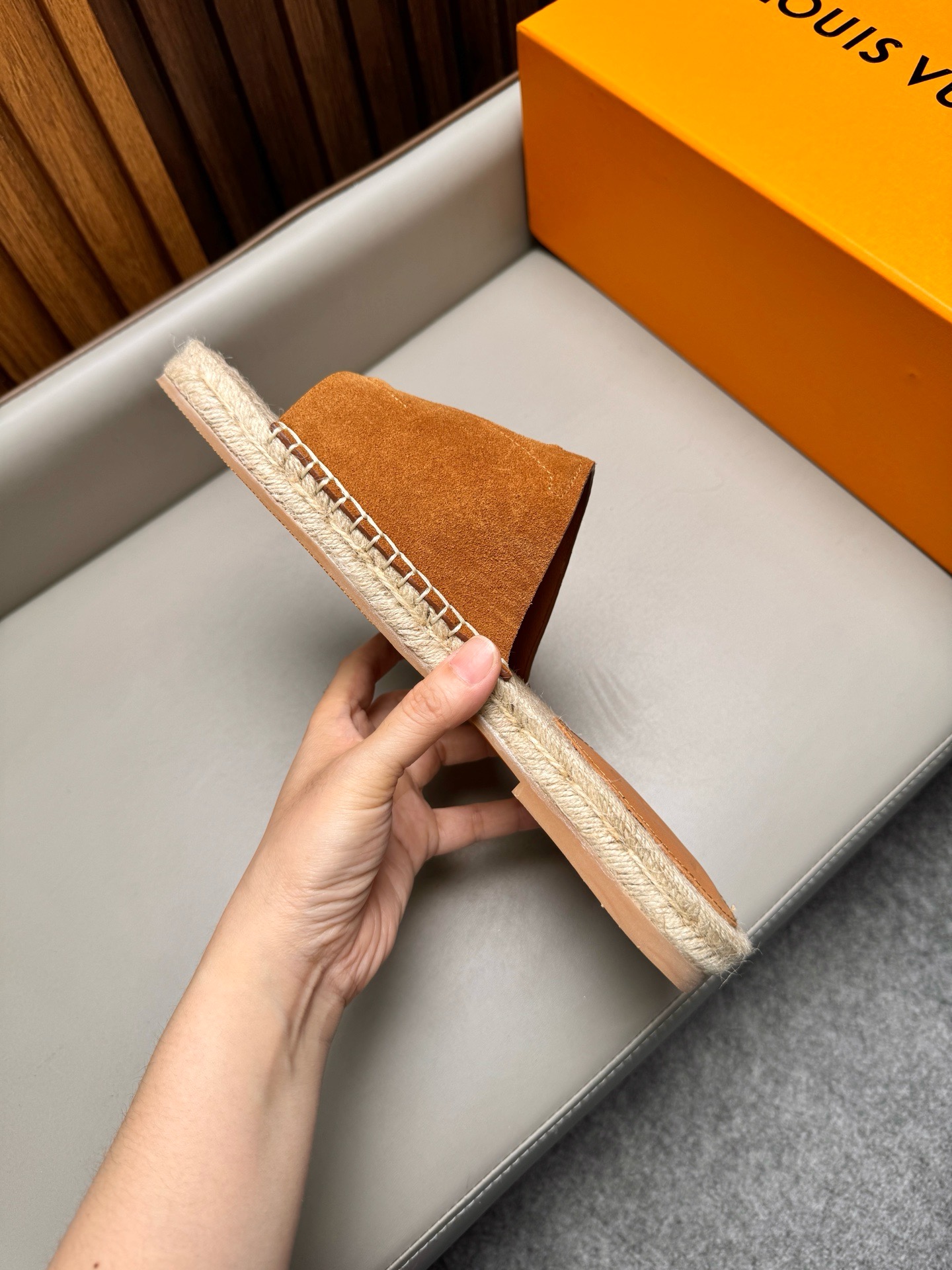 Шлёпанцы мужские в стиле Louis Vuitton из натуральной замши рыжего цвета