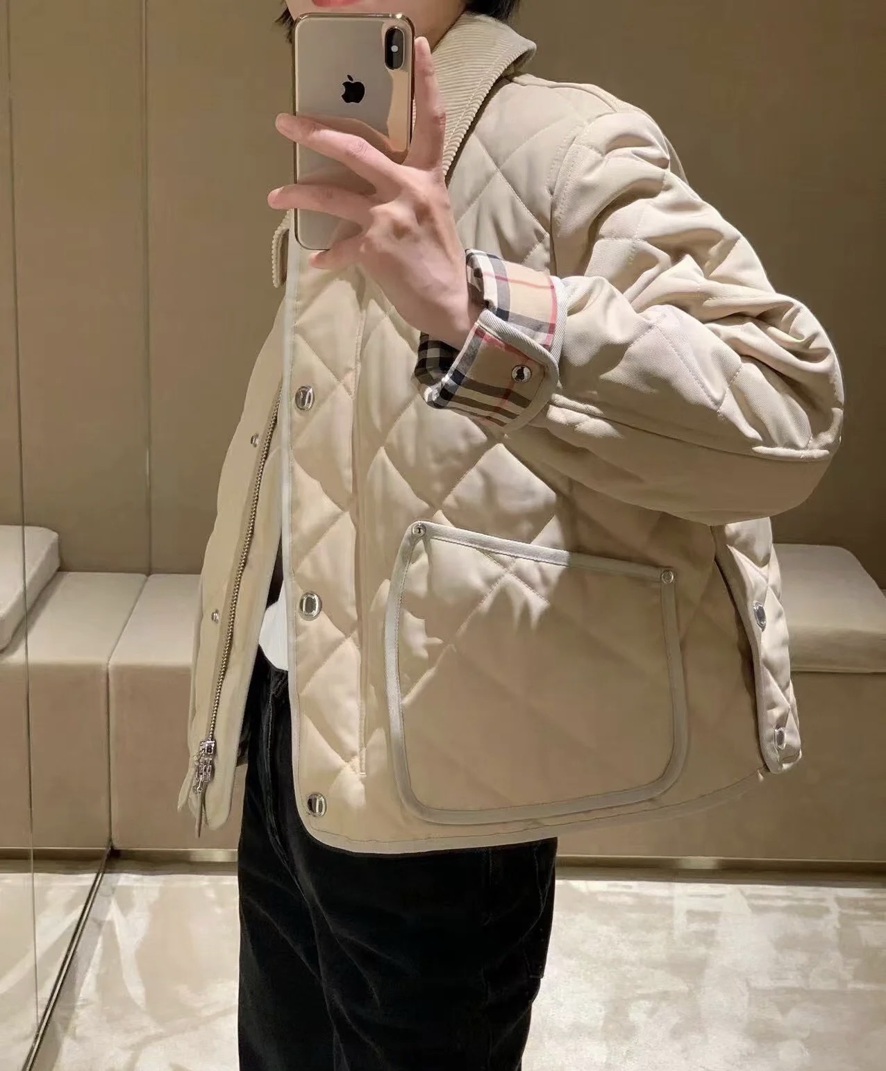 Куртка женская в стиле Burberry укороченная светло-коричневого цвета с вельветовым воротником