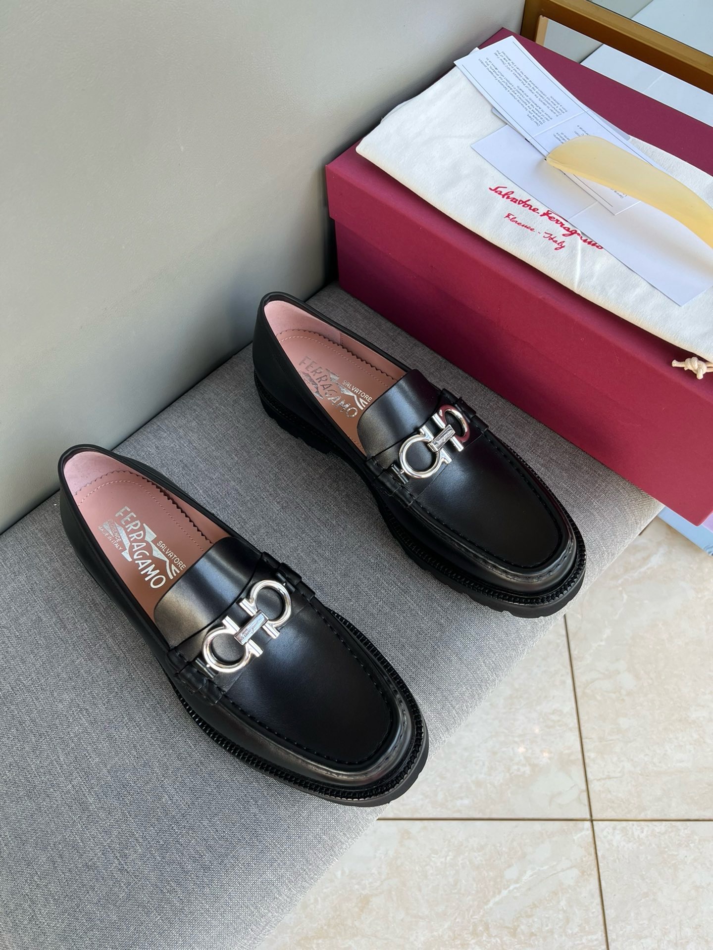 Лоферы мужские в стиле Salvatore Ferragamo из натуральной кожи черного цвета