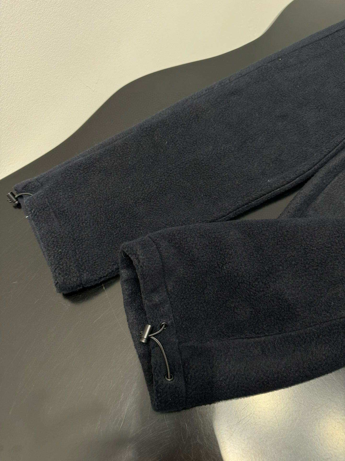 Брюки спортивные женские в стиле Miu Miu из флисового материала тёмно-синего цвета