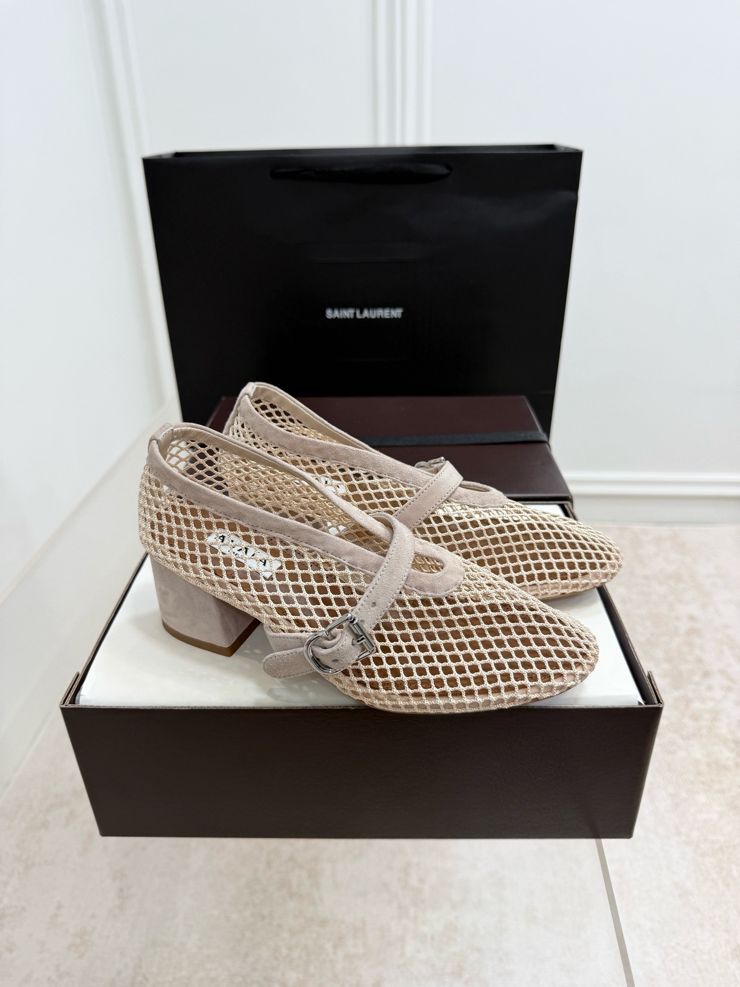 Туфли женские Alaïa бежевого цвета
