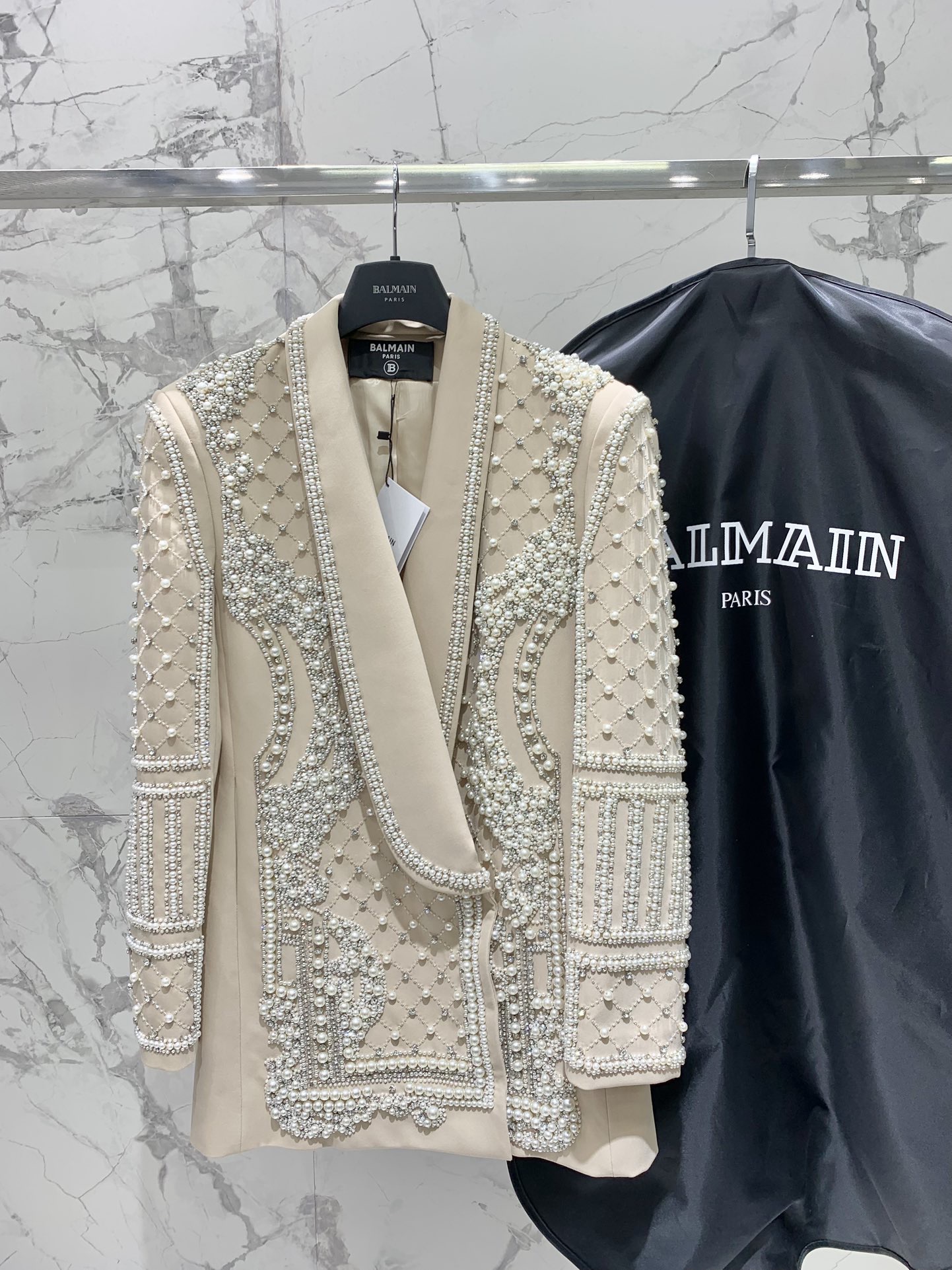 Жакет женский в стиле Balmain из плотной костюмной ткани бежевого цвета с ручной жемчужной вышивкой
