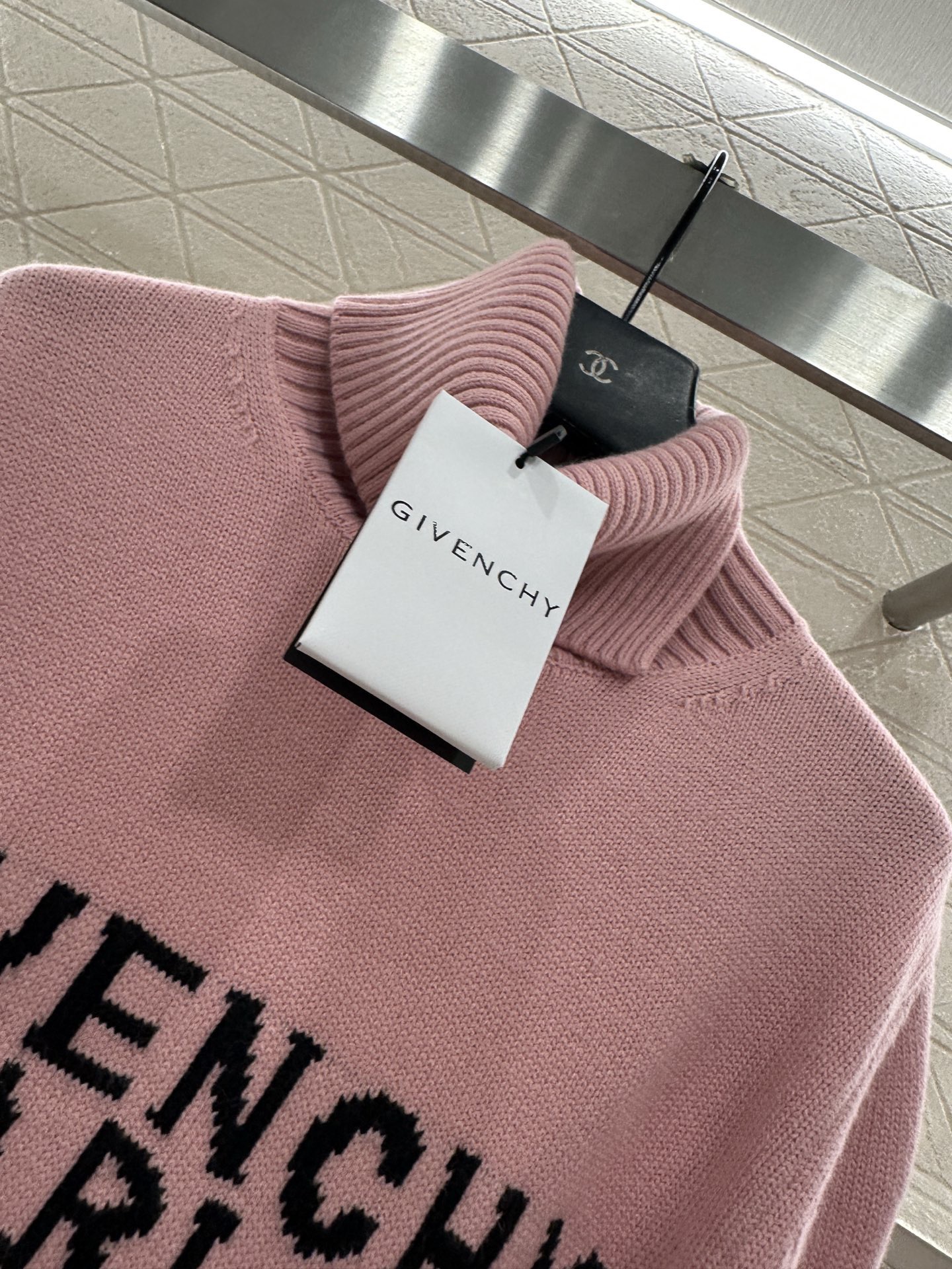 Свитер женский Givenchy Paris 1952 розового цвета с высоким воротом