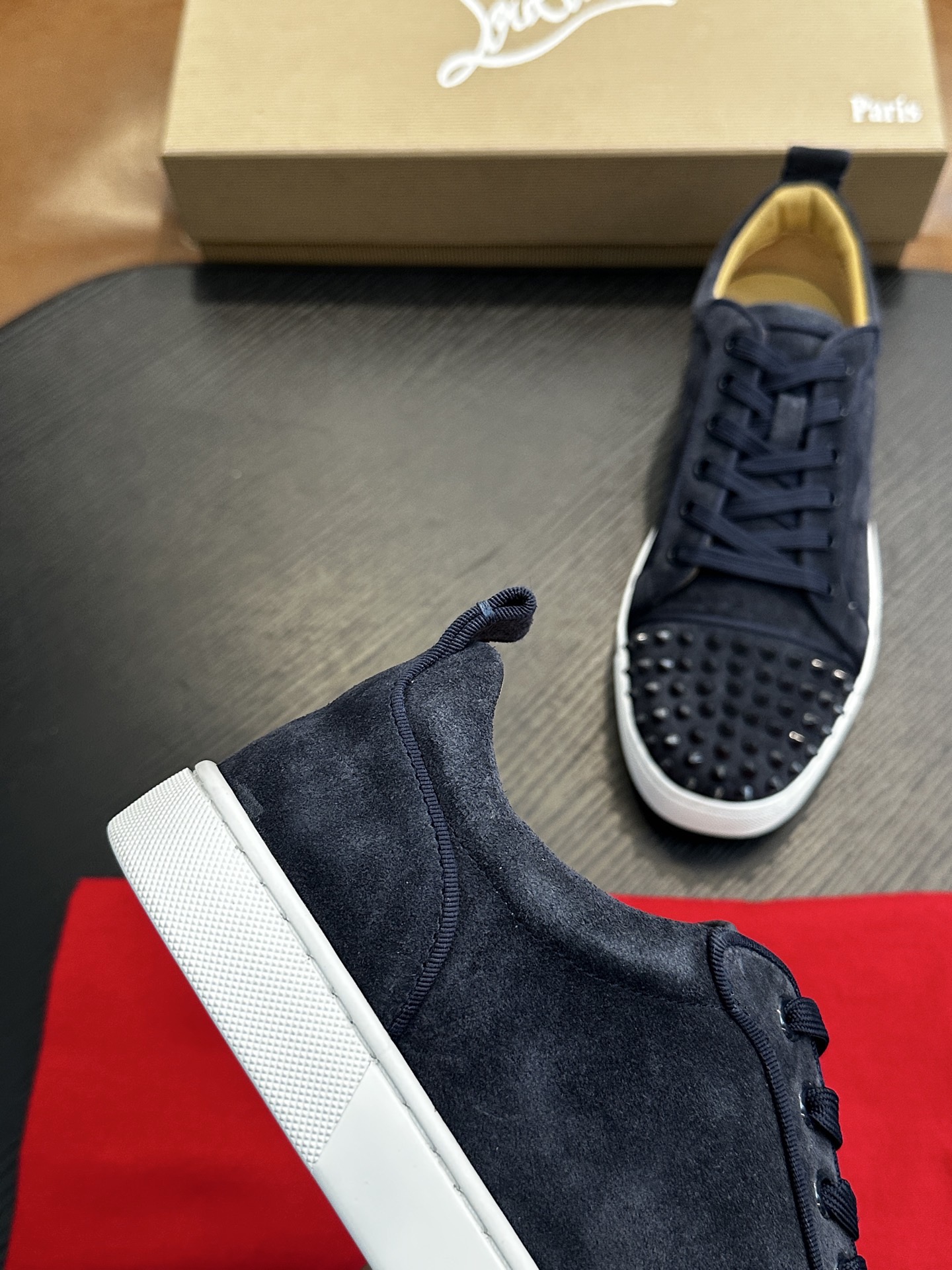 Кроссовки мужские в стиле Christian Louboutin тёмно-синего цвета с шипами и белой подошвой