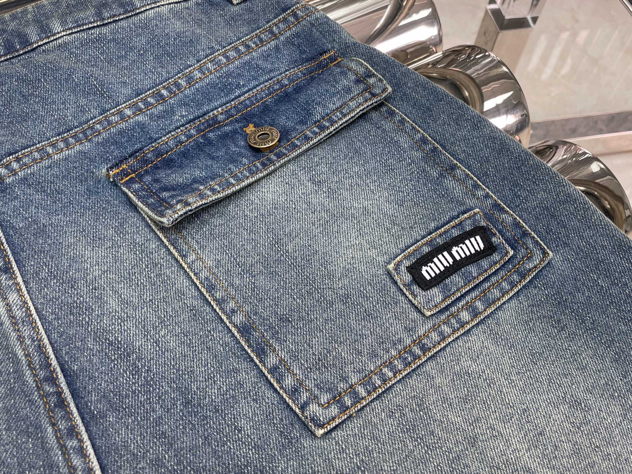 Джинсы женские в стиле Miu Miu синего цвета с эффектом потертости и широким силуэтом