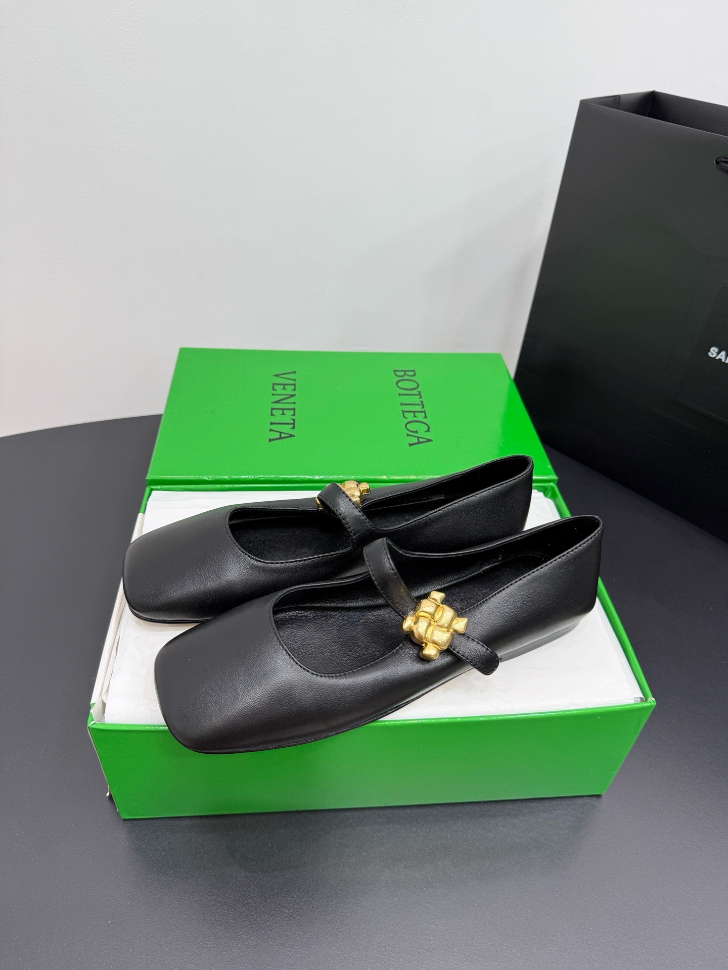 Балетки женские Bottega Veneta Charlotte чёрного цвета