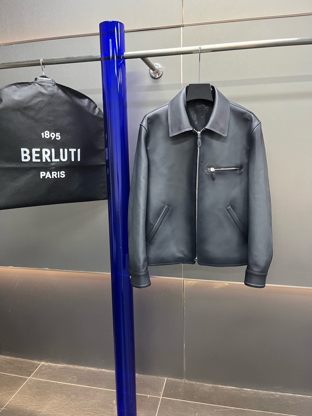 Куртка мужская Berluti серого цвета с отложным воротником